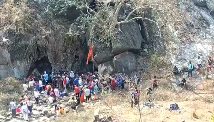 Mysterious Cave of Chhattisgarh Mandeep Khol Gupha Gates Open Once A Year  Cross Same River 16 Time Khairagarh | छत्तीसगढ़ की रहस्यमयी गुफा! साल में एक  बार खुलते हैं द्वार, पहुंचने पर