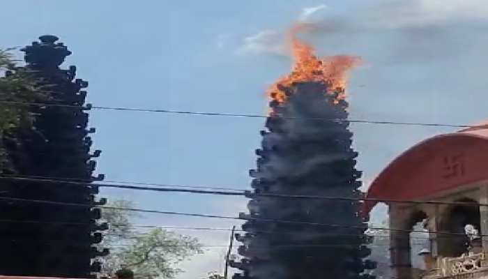 इस मंदिर में अचानक जलने लगे दीप, कोई मान रहा चमत्कार तो कोई मां का रुद्र रूप; जानिए