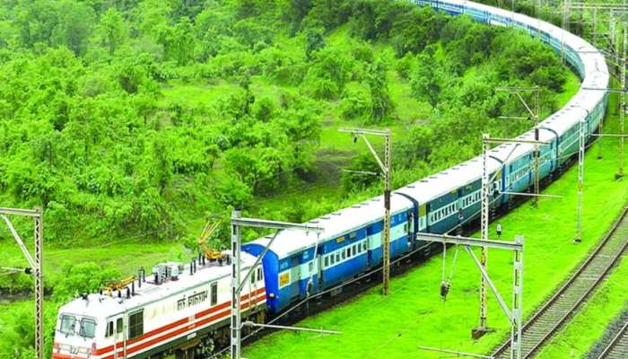 Indian Railway: ସେହି ଟ୍ରେନ ଯାହାକୁ ଯାତ୍ରା ବେଳେ, ରାସ୍ତା ଛାଡ଼ି ଦେଇଥାନ୍ତି ଅନ୍ୟ ଟ୍ରେନ