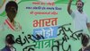 कांग्रेस के पोस्टरों पर अराजक तत्वों ने पोती कालिख, राहुल गांधी पर दिखाई 'दरियादिली'