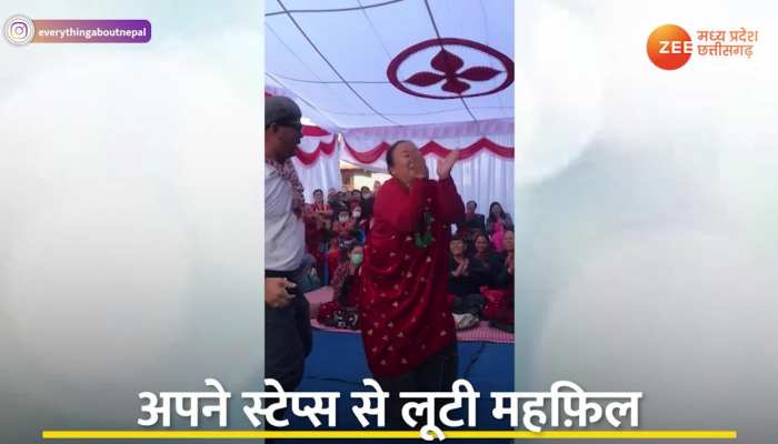 VIDEO: फेमस सॉन्ग 'डफली वाले' पर आंटी ने किया ऐसा जोरदार डांस, देखकर महफिल के लोग भी रह गए हैरान 