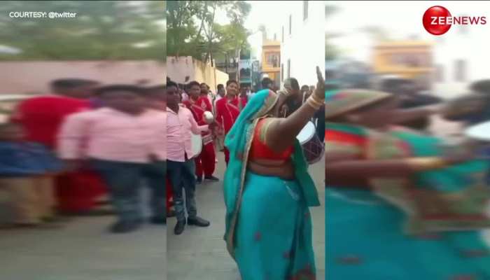 Viral Video: ढोल की थाप पर साड़ी पहन देसी आंटी ने दिखाया अंदर छिपा टैलेंट, झन्नाटेदार डांस किया ऐसा एक बंदा भी उनके आगे टिक नहीं पाया 
