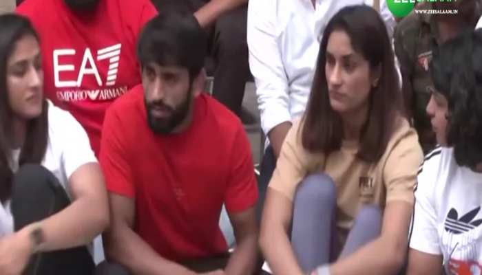 Wrestlers Protest 2023: पहलवानों के समर्थन में आई DU स्टूडेंट्स के साथ पुलिस कर्मी ने की बदसलूकी, ताऊ ने कहा हर लाठी का होगा हिसाब