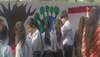 Ghaziabad News: नगर निगम का अनोखा कदम, स्कूली बच्चों से पेंट कराई फ्लाईओवर की दीवारें
