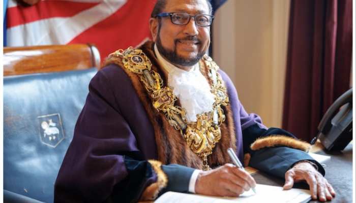 Muslim Mayor: भारतीय मूल के याकूब पटेल बने ब्रिटेन में प्रेस्टन के पहले मुस्लिम मेयर