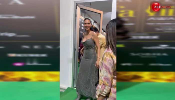 Esha Gupta रिवीलिंग ड्रेस के कारण फिर हुईं ट्रोल, IIFA में स्ट्रैपी ड्रेस पहन हद से ज्यादा क्लीवेज दिखा छूटाए फैंस के पसीने; देख उड़ जाएंगे 