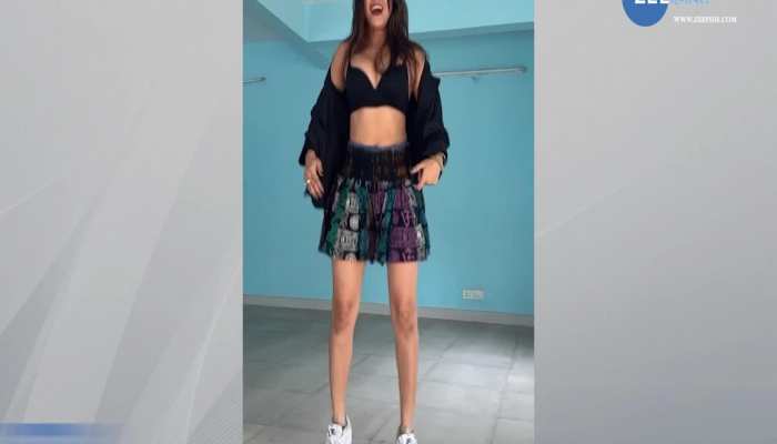 Sofia Ansari video: बेहद रिवीलिंग कपड़ों में Sofia Ansari ने कैमरे के सामने ये हरकत, वीडियो वायरल https://english.cdn.zeenews.com/static/apprun/fallbackimages/hindi800x400.svg