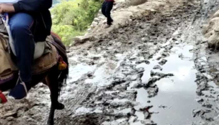  यमुनोत्री पैदल मार्ग पर कीचड़ फिसलन, जान जोखिम में डालकर यात्रा कर रहे श्रद्धालु