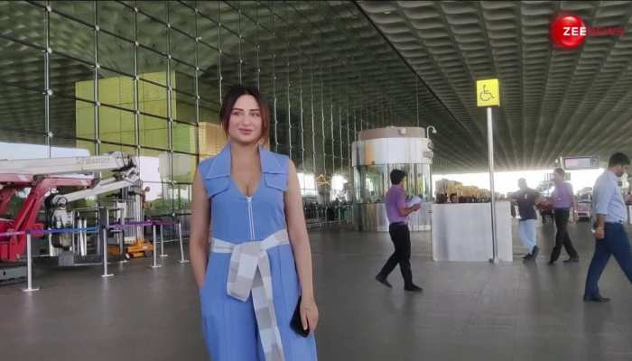 Mahira Sharma ने इतने डीपनेक जंपसूट में गिराई हुस्न की बिजलियां, बोल्डनेस देख छूटे फैंस के पसीने https://english.cdn.zeenews.com/static/apprun/fallbackimages/hindi800x400.svg