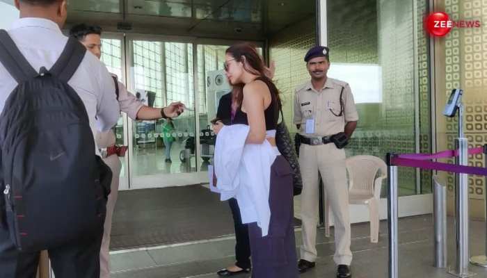 जिम वाले कपड़े पहन घर से निकलीं Malaika Arora, देख एयरपोर्ट पर खड़े पुलिसवाले भी मुस्कुराने लगे; Video VIRAL https://english.cdn.zeenews.com/static/apprun/fallbackimages/hindi800x400.svg