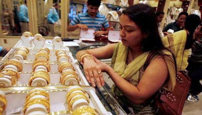 Gold Price: फिर कम हुई सोने की कीमत, जानिए कितने रुपये में मिल रहा 10 ग्राम सोना 