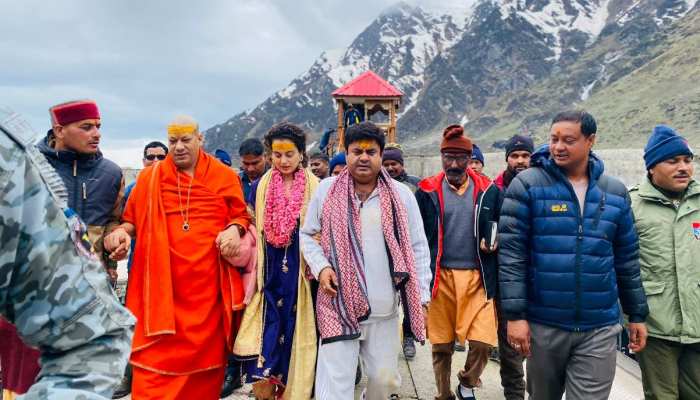 कंगना रनौत को केदारनाथ दर्शन कराने ले गए कैलाशानंद, संतों ने मर्यादा याद दिलाई