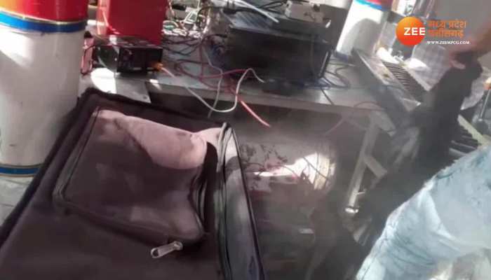 Ratlam Video News: महेश नवमी जुलूस के बैंड में लगी आग, ये कारण आया सामने https://english.cdn.zeenews.com/static/apprun/fallbackimages/hindi800x400.svg