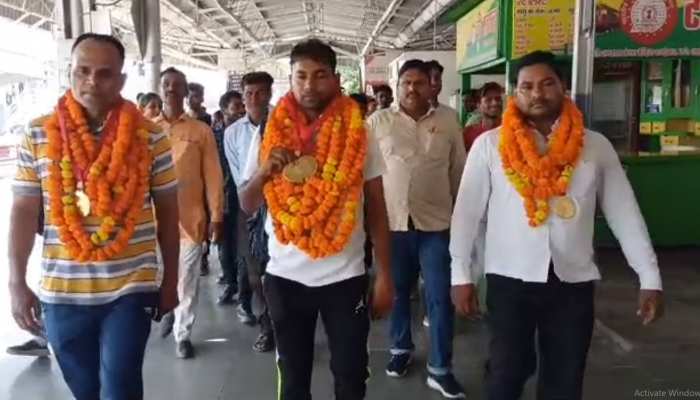 Shahjahanpur:सफाई कर्मचारी ने नेशनल वेटलिफ्टिंग में जीता गोल्ड,यूरोप में दिखाएंगे दम