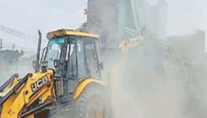 DDA के अधिकारियों ने कोर्ट के आदेश को दरकिनार कर तोड़ दिया मजार; कहा- देख लेंगे
