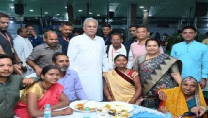  CG News: मुख्यमंत्री बघेल ने ग्रामीणों को CM हाउस में कराया भोजन