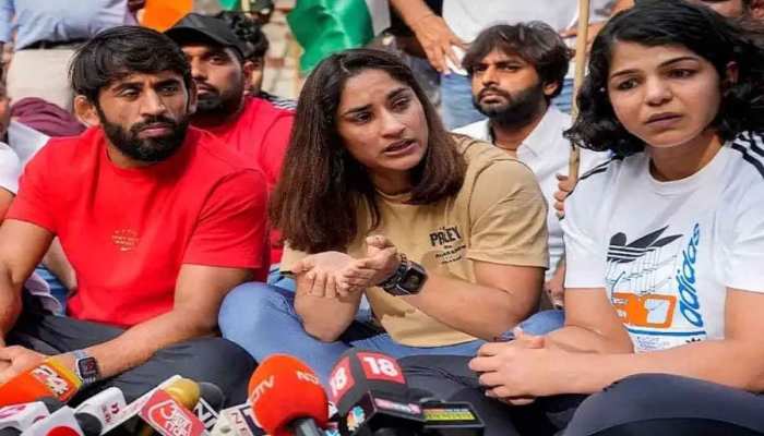 'ओलंपिक मेडल गंगा में बहा देंगे', विनेश फोगाट,बजरंग समेत पहलवानों ने खोला नया मोर्चा