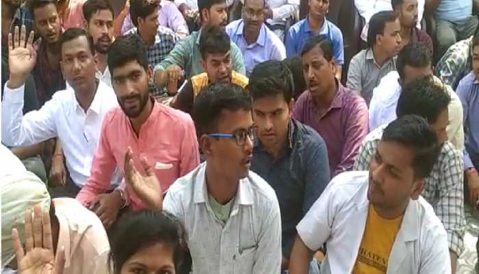 नियुक्ति की मांग पर अड़े होम्योपैथिक फार्मासिस्ट,प्रदर्शन करने पहुंचे डिप्टी CM आवास