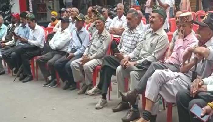 Himachal pradesh: हमीरपुर में पूर्व सैनिक और उनके आश्रितों ने किया धरना प्रदर्शन
