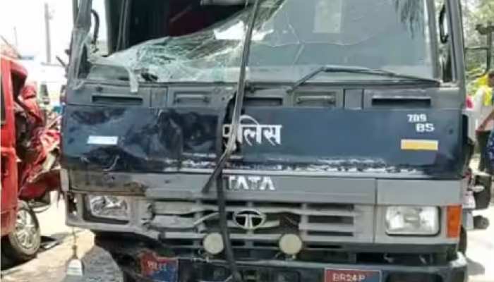रोहतास में पुलिस वैन हुई हादसे का शिकार, 6 पुलिसकर्मियों सहित कई घायल