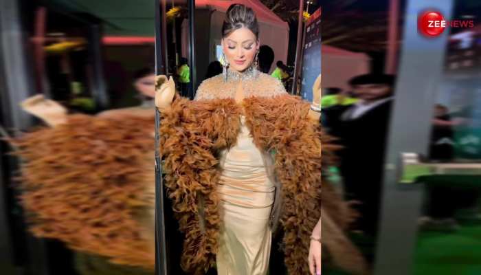 Urvashi Rautela ने अपनी नेट वाली ड्रेस पर लगाए भालू के बाल, फिर लोगों को दिखाए ऐसे जलवे, देख छूट जाएंगे आपके पसीने https://english.cdn.zeenews.com/static/apprun/fallbackimages/hindi800x400.svg