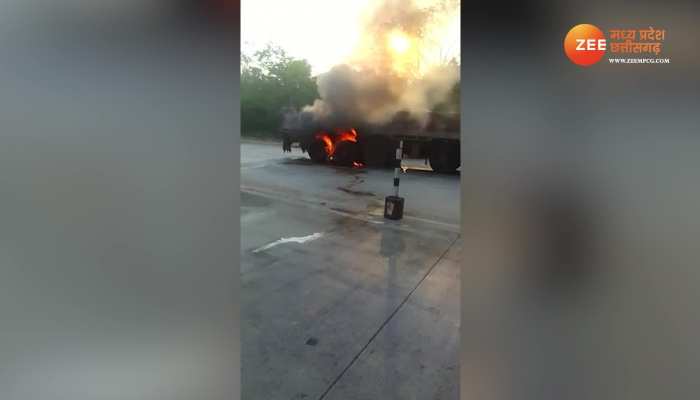 Burning truck Video: अचानक आग का गोला बनी चलती हुई ट्रक, बाल- बाल बचे ड्राइवर कंडक्टर