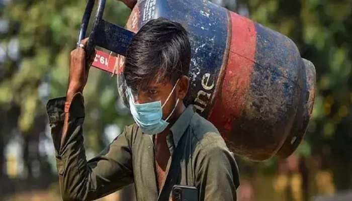 गैस सिलेंडर के दामों में भारी गिरावट! जानें कितने रुपये सस्ता हुआ सिलेंडर, देखें रेट