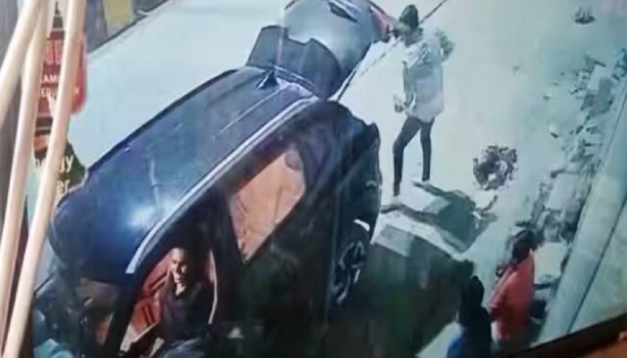 MP: ୧୦ ଲକ୍ଷ ମୂଲ୍ୟର କାରରେ ଆସି ୧୫୦ଟଙ୍କାର ଲୁଣ ଚୋରି କରିନେଲା ୪ ଚୋର, ଭିଡିଓ ଭାଇରାଲ https://english.cdn.zeenews.com/static/apprun/fallbackimages/hindi800x400.svg