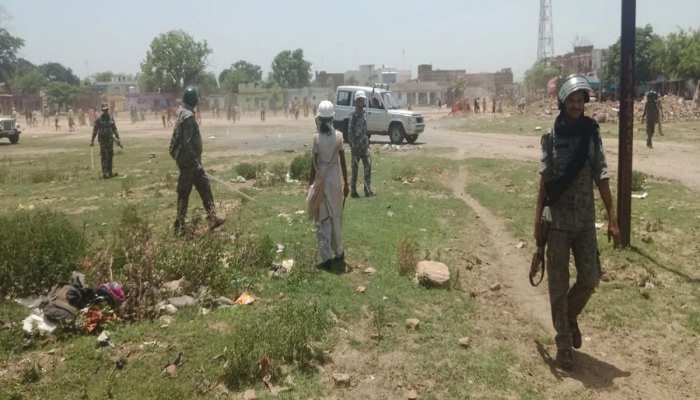 बीएसएफ जवान को जमीन पर कब्जा दिलाने गयी पुलिस पर ग्रामीणों का हमला, 6 घायल