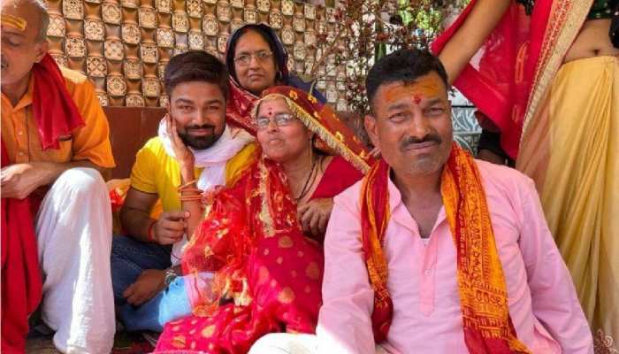 धीरेंद्र शास्त्री के दरबार में मनीष कश्यप की मां की अर्जी, आखिर कब पूरी होगी मुराद?