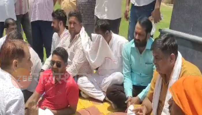 अलवर: विधायक मिनी सचिवालय में महात्मा गांधी की प्रतिमा के सामने धरने पर बैठे