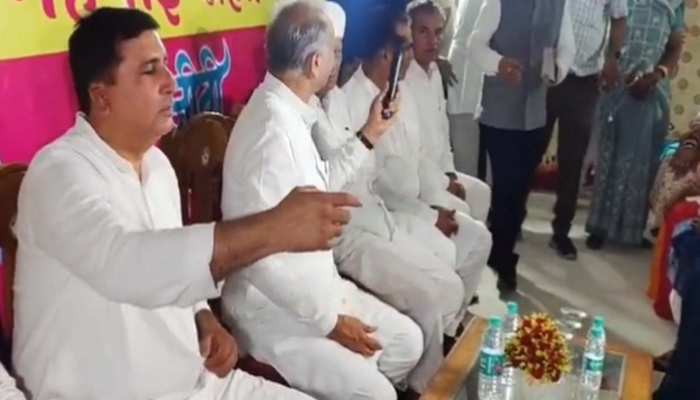 बाड़मेर में बिगड़ गए CM अशोक गहलोत, गुस्से में फेंका माइक तो DM ने उठाया,जानें मामला