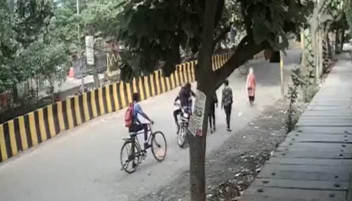 Noida News: नोएडा में युवकों ने सर-ए-राह युवती को किया गलत टच: VIDEO