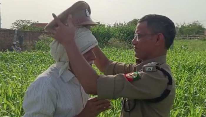 खेत में काम कर रहे पिता के सामने वर्दी पहन पहुंचा अफसर बेटा, आंखों से छलक पड़े आंसू
