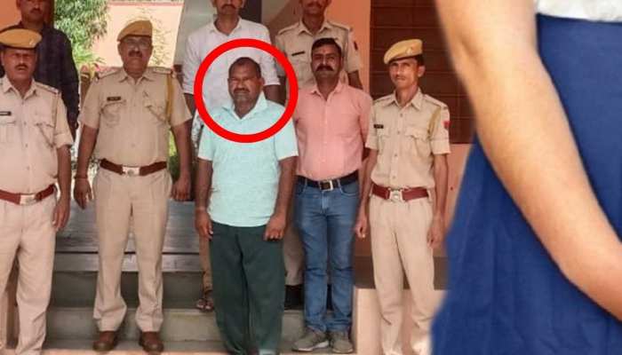 छुट्टियों में जागी हेडमास्टर की ठरक, इस बहाने छात्राओं के प्राइवेट पार्ट को करता टच