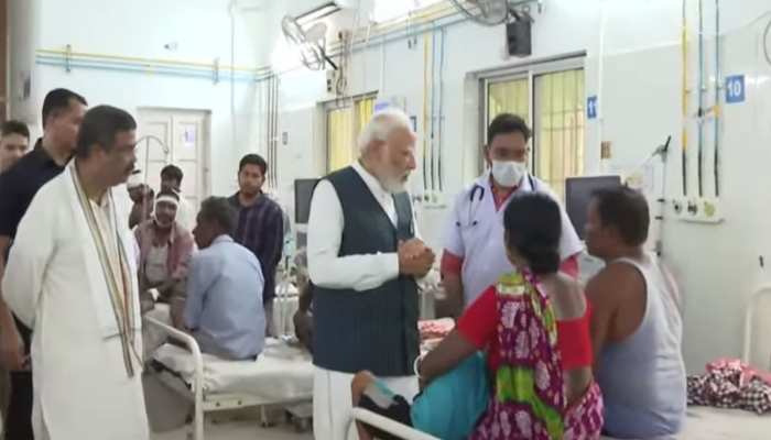 Odisha Train Accident : पीएम मोदी घायलों से मिलने पहुंचे अस्पताल, देखिए वीडियो https://english.cdn.zeenews.com/static/apprun/fallbackimages/hindi800x400.svg