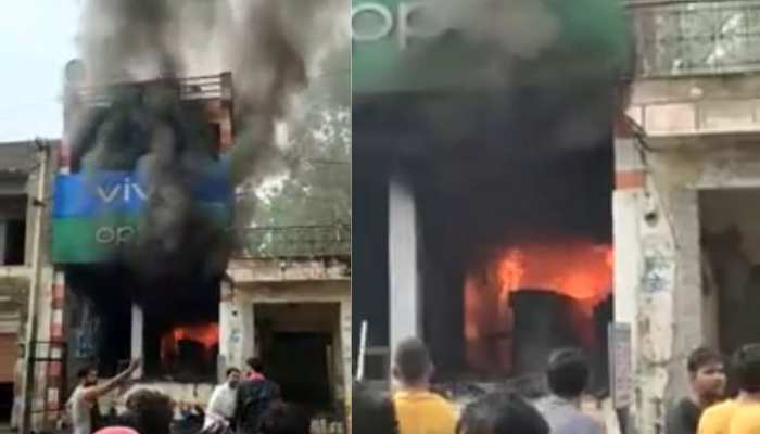 Jalore News : सायला में मोबाइल शोरूम में लगी भीषण आग https://english.cdn.zeenews.com/static/apprun/fallbackimages/hindi800x400.svg