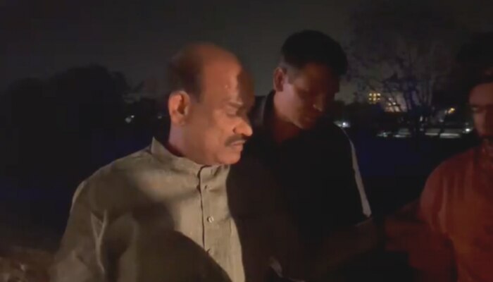 Kota News : घायल को देखते ही ओम बिड़ला ने रोका काफिला, तुरंत पहुंचाया अस्पताल https://english.cdn.zeenews.com/static/apprun/fallbackimages/hindi800x400.svg