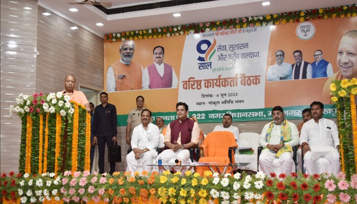 टिफिन सहभोज में बेहद ही सामान्य दिखे सीएम योगी, कार्यकर्ताओं का किया मार्गदर्शन