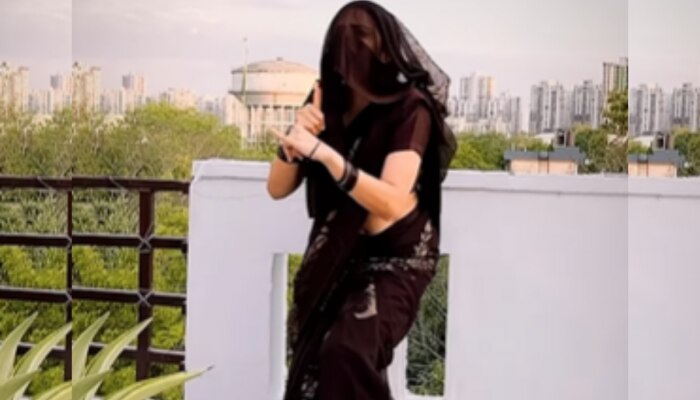 Dance Video : घुंघट ओढ़ कर भाभी ने छत पर किया डांस, चेहरा देखने के लिए तरसे लोग https://english.cdn.zeenews.com/static/apprun/fallbackimages/hindi800x400.svg