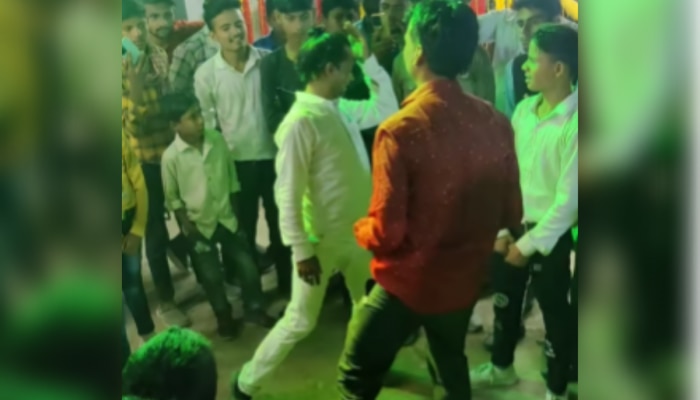 Dance Video : बारात में लड़के का डांस देख लड़कियां भी हो जाएगी शर्म से लाल, ठुमके देख हैरान रह जाएंगे! https://english.cdn.zeenews.com/static/apprun/fallbackimages/hindi800x400.svg