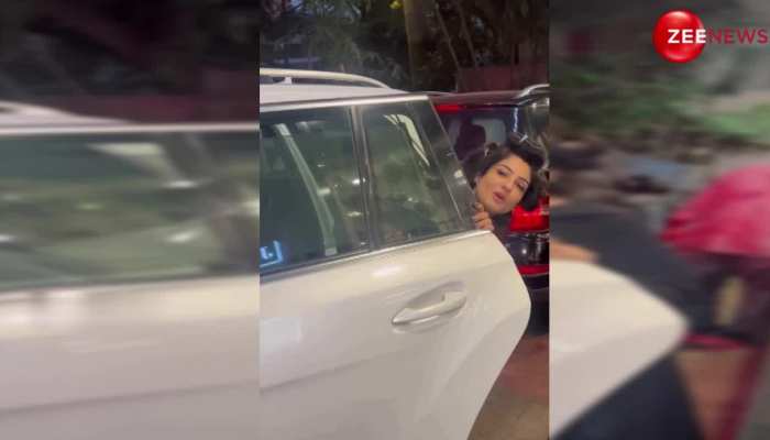 Raveena Tandon का हेयर लुक देख लोगों ने बोला-बालों में सांप क्यों लपेट रखा है https://english.cdn.zeenews.com/static/apprun/fallbackimages/hindi800x400.svg