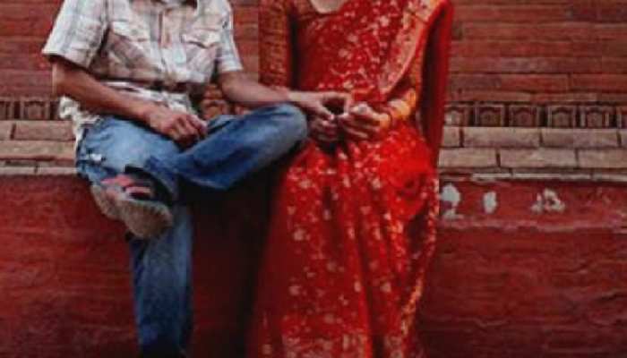 भतीजे संग इश्क फरमा रही थी चाची, चाचा ने रंगे हाथ पकड़ा फिर किया ये काम