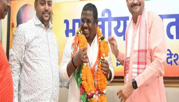 JMM ने निकाला तो हेमंत सोरेन के मंत्री के भाई ने थामा भाजपा का दामन