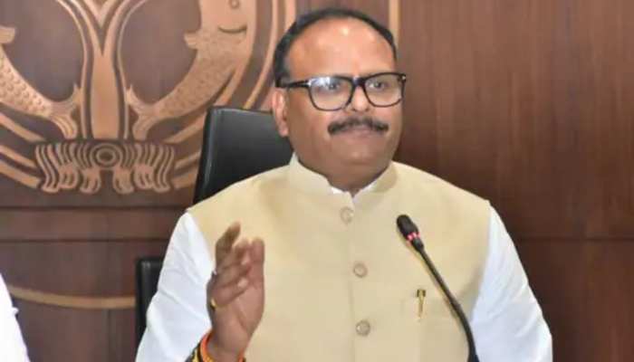 लापरवाह डॉक्टरों पर चला डिप्टी सीएम बृजेश पाठक का हंटर, इस जिले के 6 चिकित्सक सस्पें