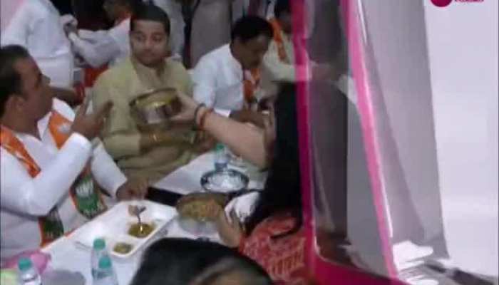 Viral Video: बीजेपी कार्यकर्ताओं के साथ जेपी नड्डा ने की टिफिन बैठक https://english.cdn.zeenews.com/static/apprun/fallbackimages/hindi800x400.svg