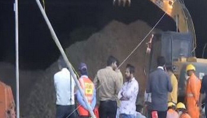  Sehore News Live: बोरवेल में गिरी बच्ची को बचाने का जद्दोजहद जारी, 27 फिट तक खोदा गया पैरेलल गड्ढा