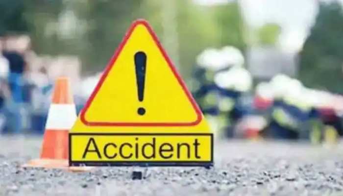 चंदौली: बारातियों को लेकर जा रही ट्रैक्टर अनियंत्रित होकर पलटी, दो की मौत, कई घायल 