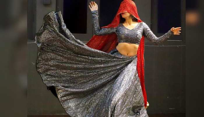 Dance Video : दिलकश अंदाज में देसी भाभी की कातिलाना अदाएं लूट रही लोगों के दिनों का चैन रातों की नींद https://english.cdn.zeenews.com/static/apprun/fallbackimages/hindi800x400.svg