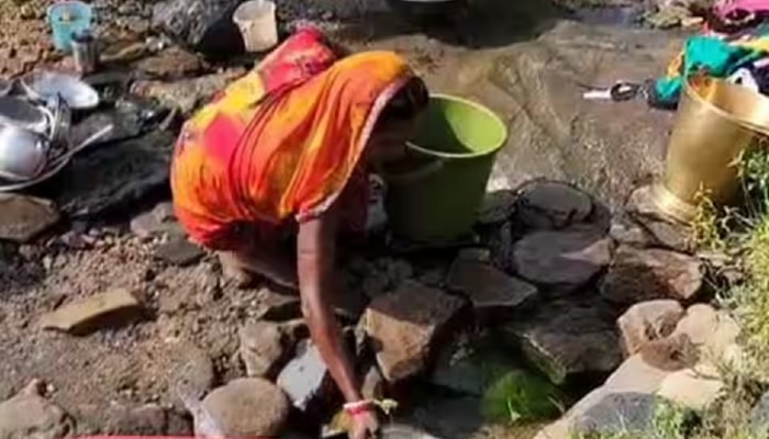 झारखंड के इस गांव में नाले का गंदा पानी पीने को मजबूर लोग, बूंद-बूंद पानी को तरसे 